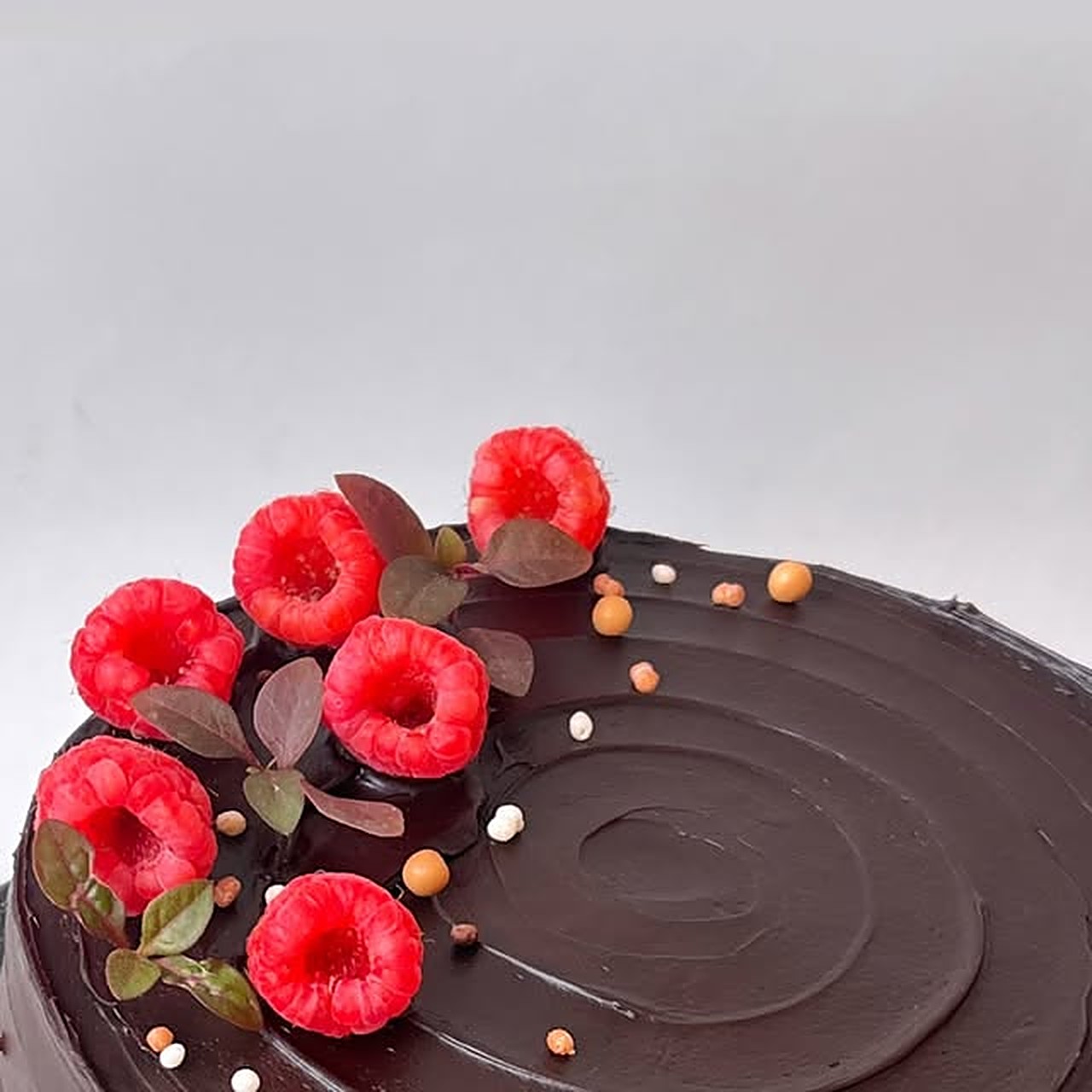 Chocolate cake with roses